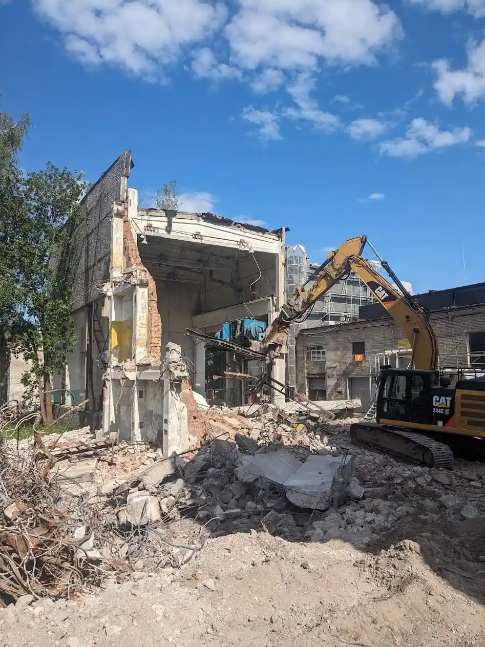 Būvju un ēku demontāža